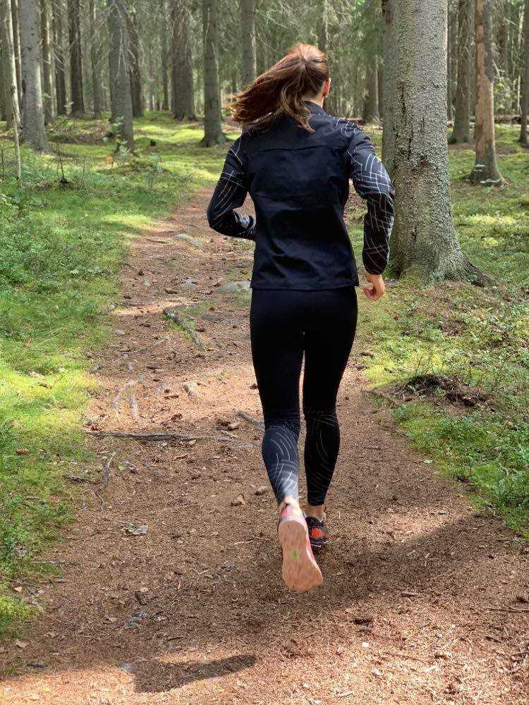 Sofia springer i skogen.