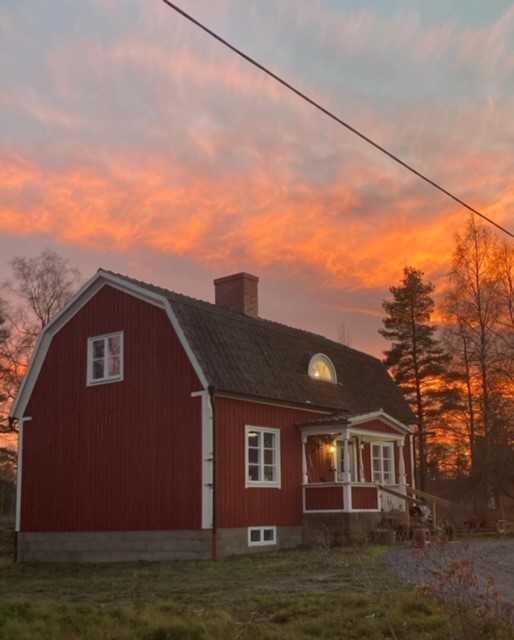 Rött hus med vita knutar.