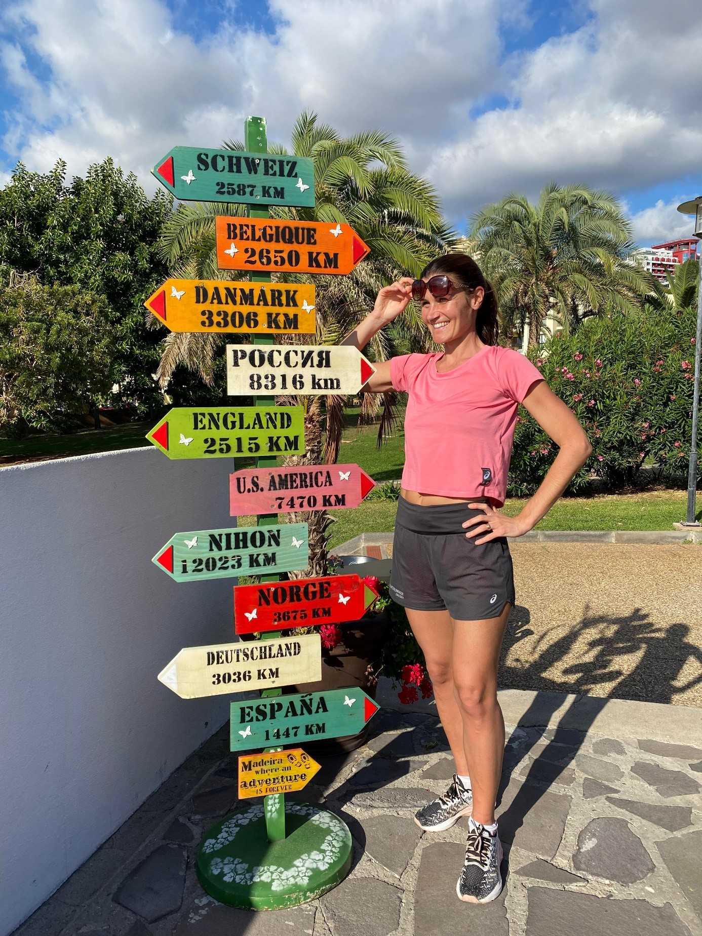 Sofia framför en vägskylt i Madeira