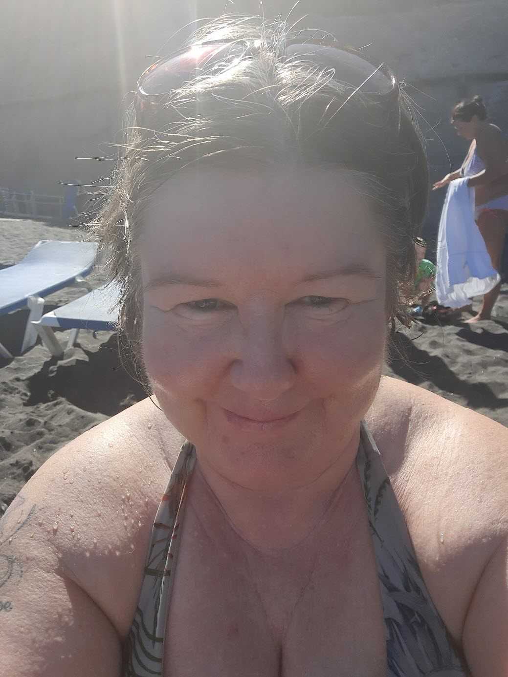 Caroline på stranden