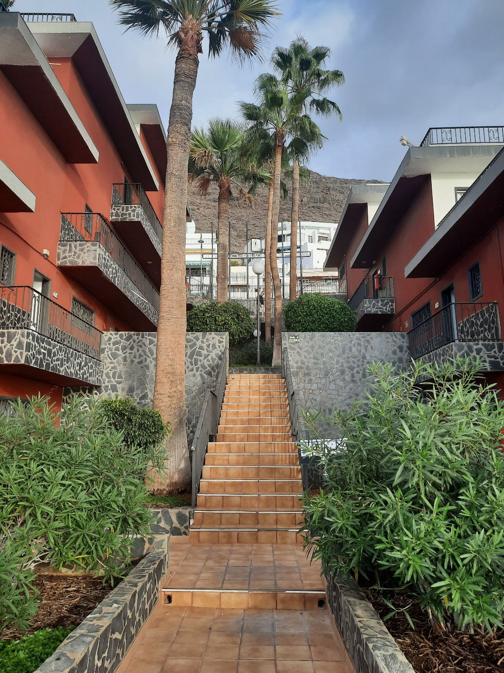 Trappor upp till hotellet.