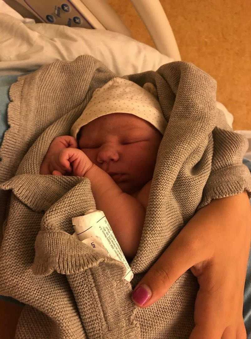 Caroline har blivit farmor. Spädbarn i en famn.