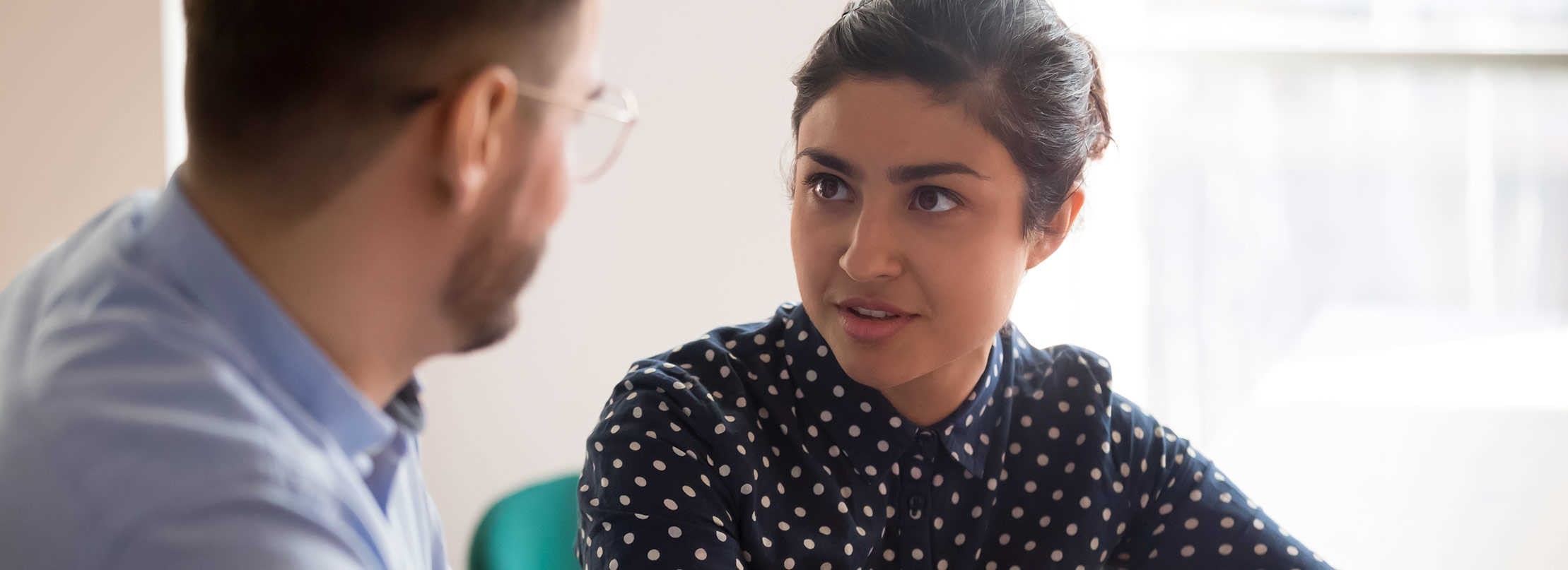 discussion entre deux collègues sur la SEP