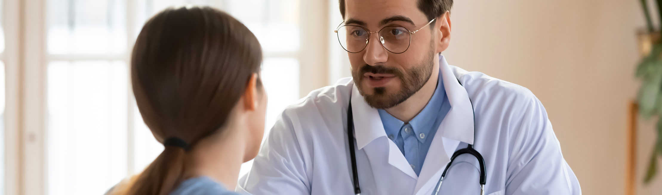 discussion entre un médecin et sa patiente sur la SEP