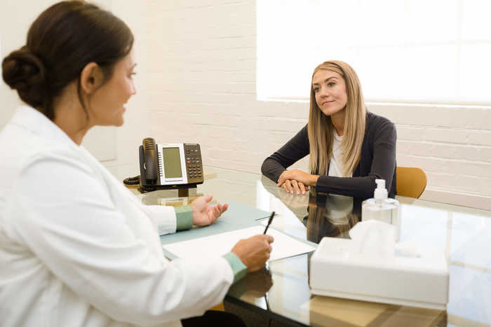 Kvinde ved lægen