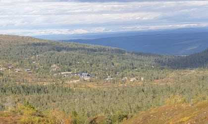 Vy över ett landskap i fjällen.