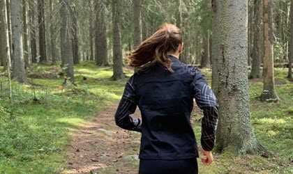 Sofia springer i skogen.