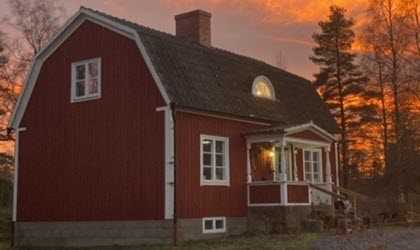 Ett rött hus med visa knutar.