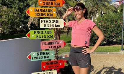 Sofia framför en vägskylt i Madeira.