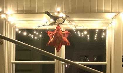 Ett julpyntat fönster