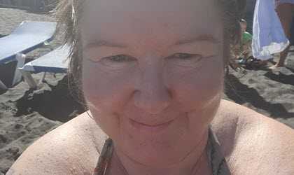 Caroline på stranden på Teneriffa