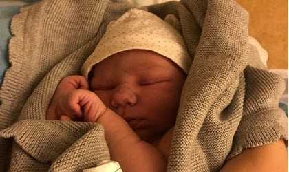 Caroline har blivit farmor. Spädbarn i en famn.