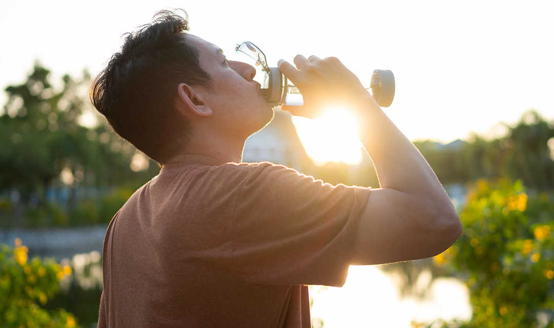 jeune patient SEP qui s'hydrate