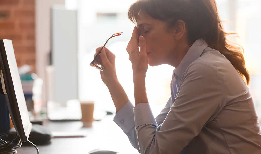 femme fatiguée suite à une poussée de sclérose en plaques
